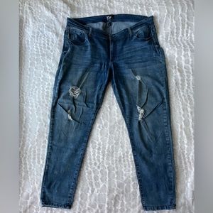 CELEBRITY PINK Plus size blue skinny jeans with original design holes. Size (20)